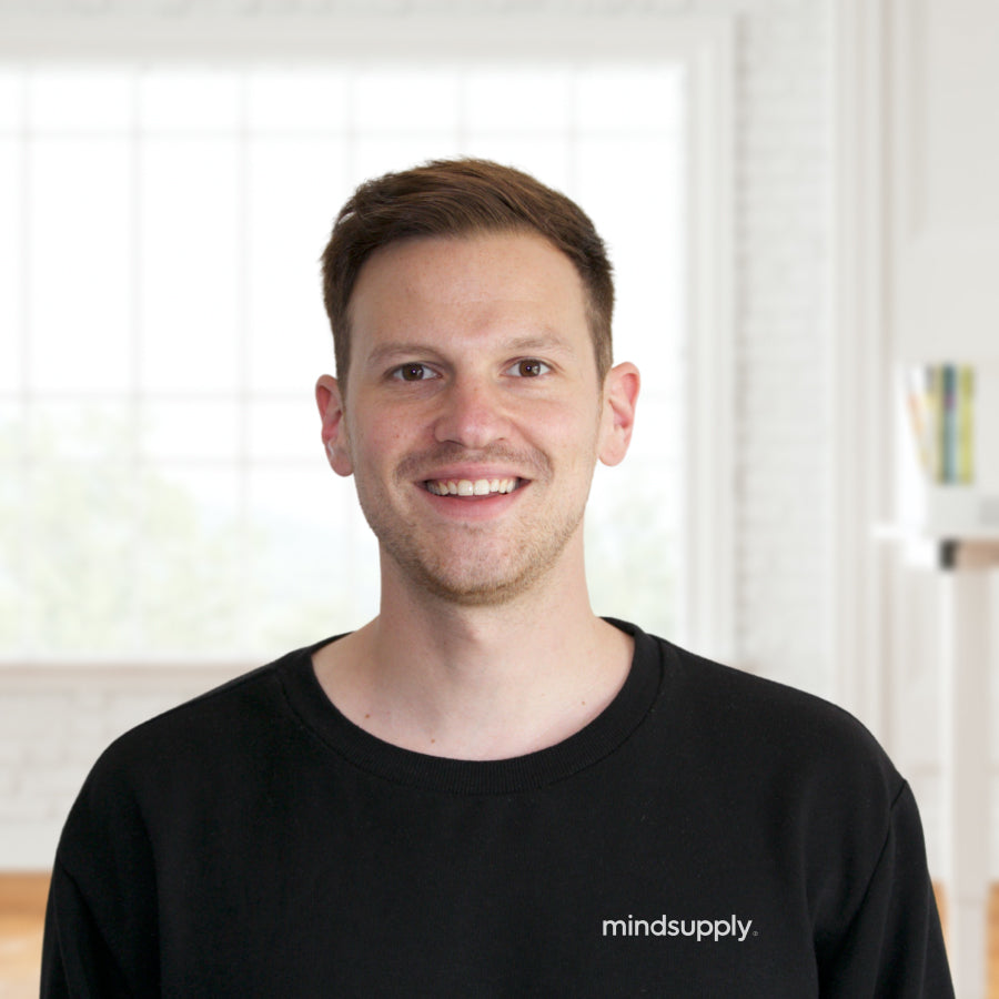 Portrait des Geschäftsführers Tobias Paulus mit einem Pullover von mindsupply